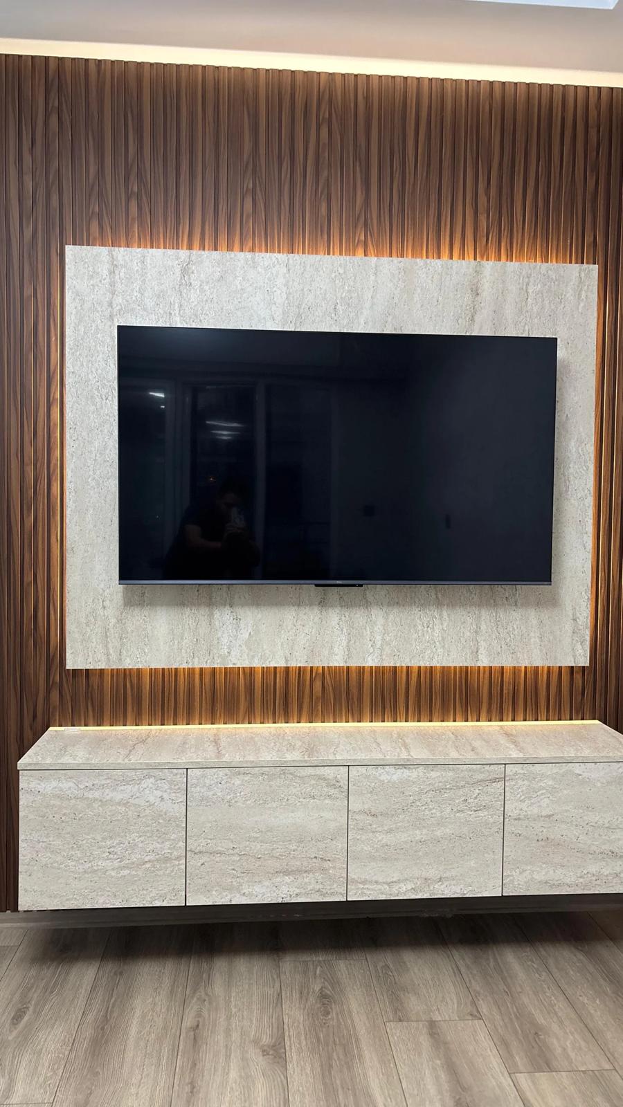 Showroom Ahşap Lamel & Traverten TV Ünitesi