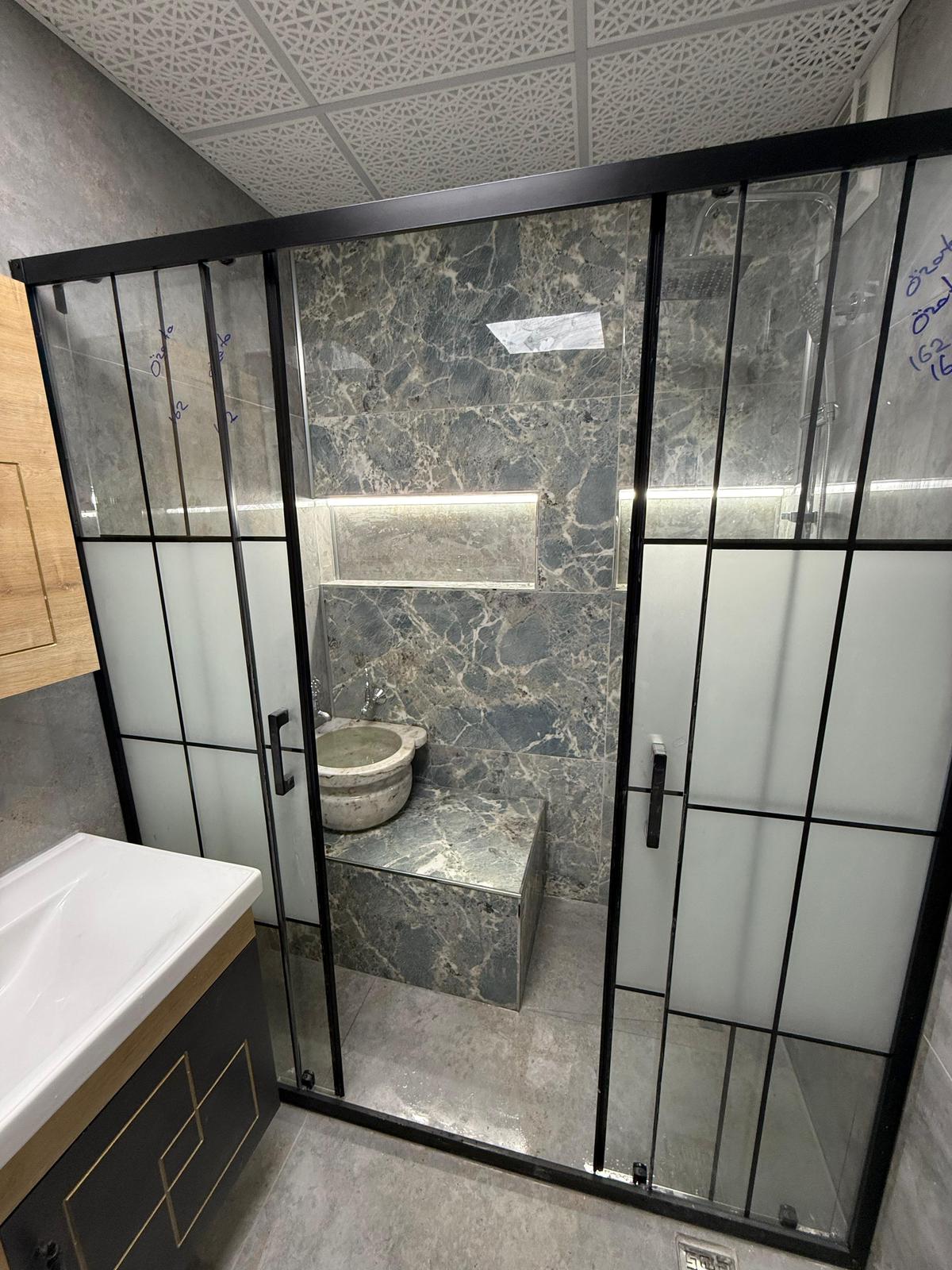 Siyah Profilli Mermer Duşakabin ve Lavabo