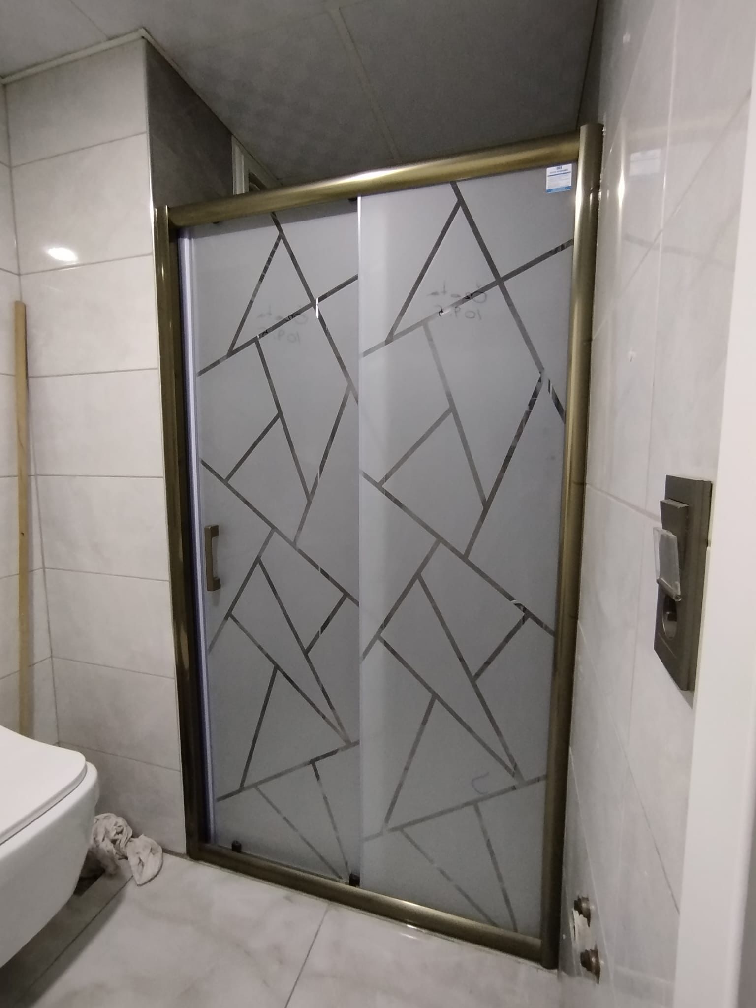 Gold Profilli Geometrik Desenli Duşakabin