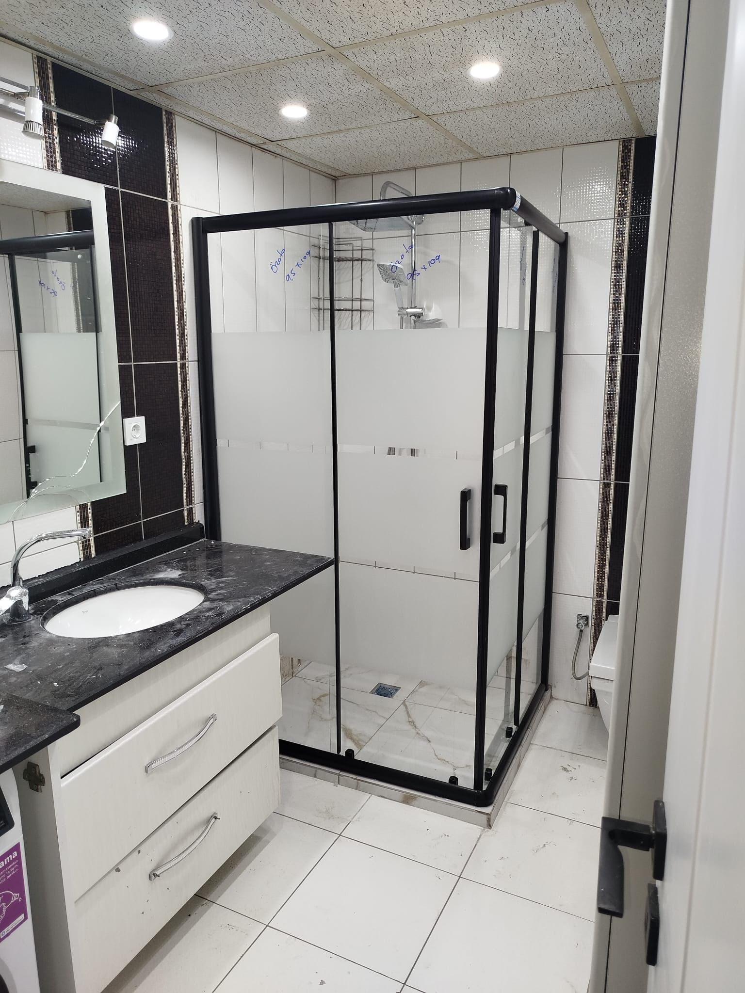 Köşe Duşakabin ve Mermer Lavabo Dolabı