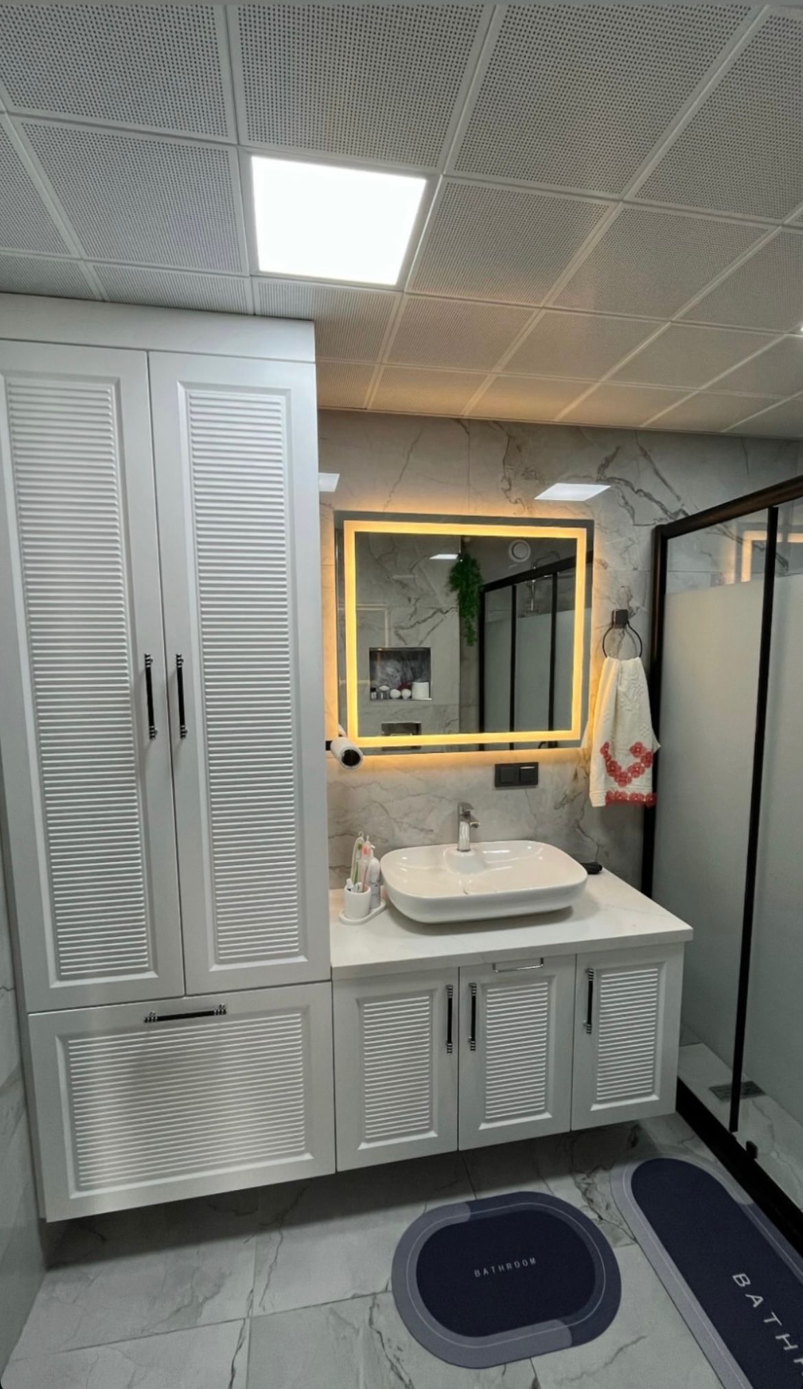 Sade Ayna ve Gri Lavabo Dolabı