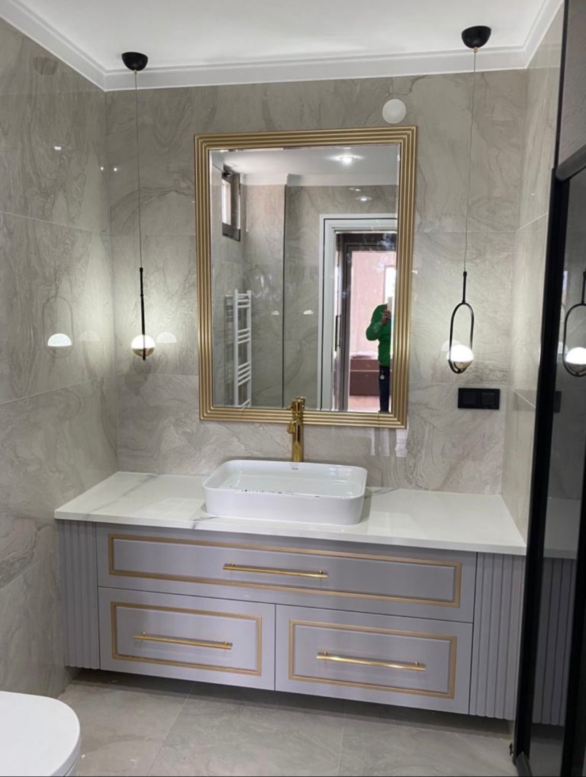 Beyaz Yüzen Lavabo Dolabı ve Ayna Kombinasyonu