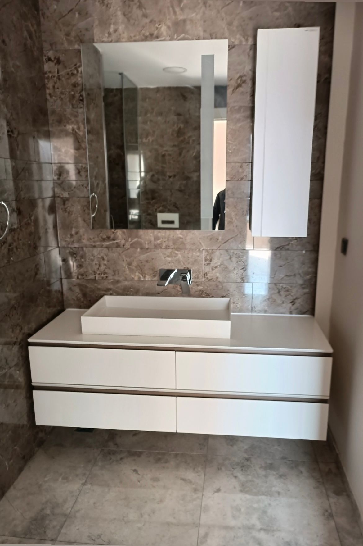 Yuvarlak Aydınlatmalı Ayna ve Oluklu Lavabo Dolabı