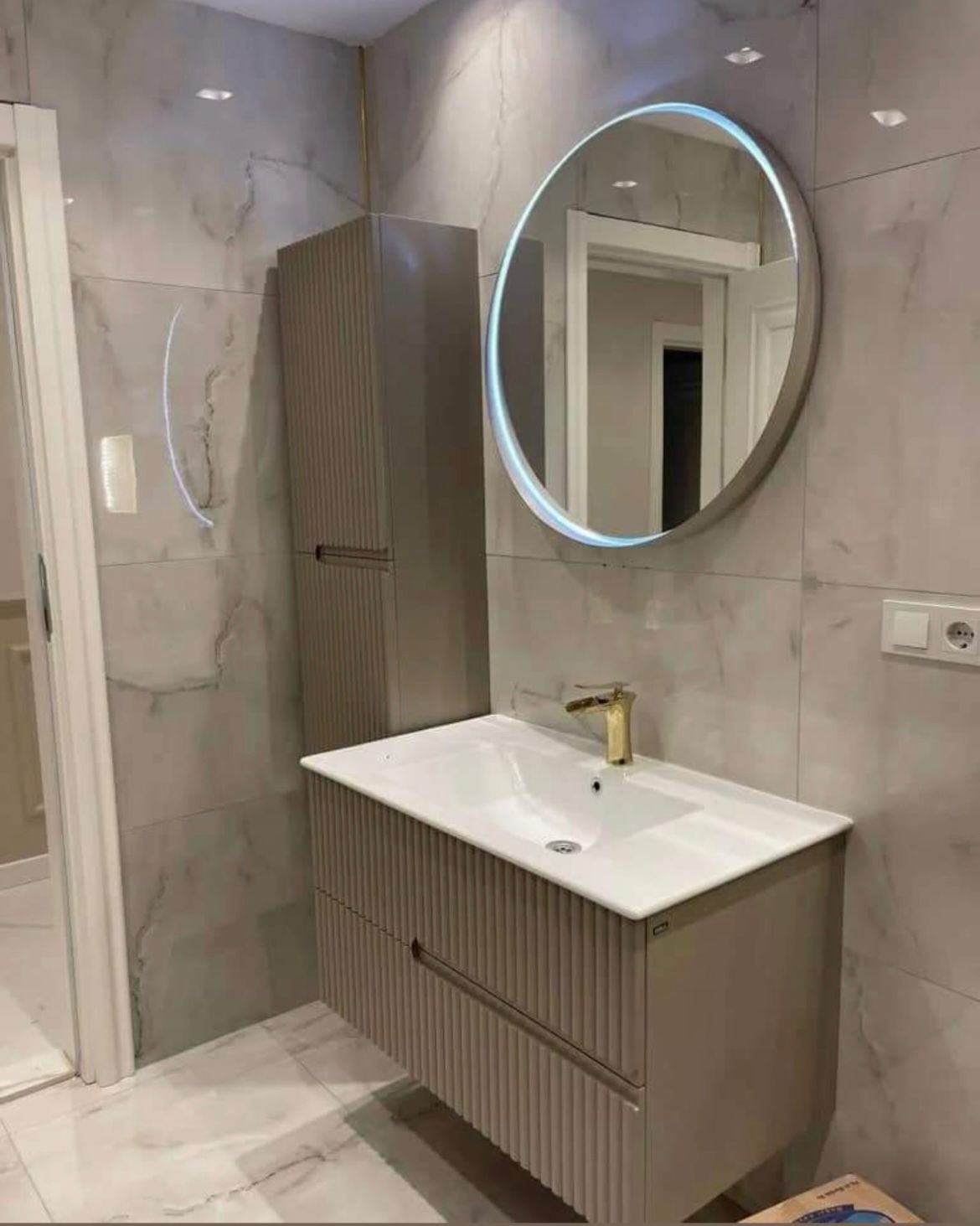 Ceviz Raflı Vitrin ve Oluklu Lavabo Dolabı