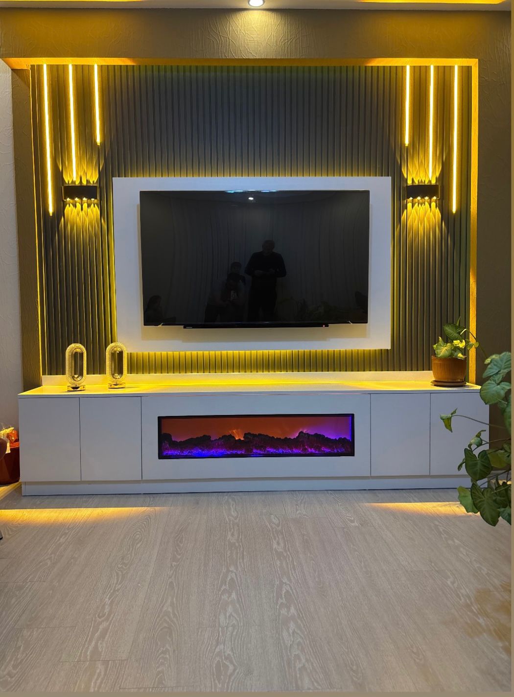 Şömineli Modern TV Ünitesi ve Gold Aksesuar