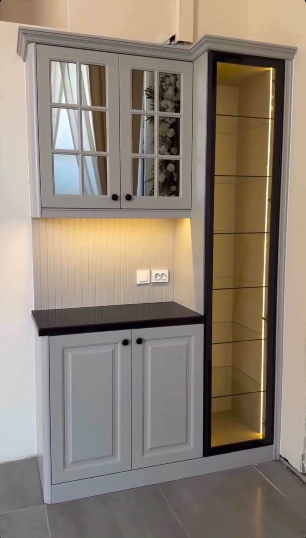 Aynalı Kapak ve Işıklı Vitrin Dolabı