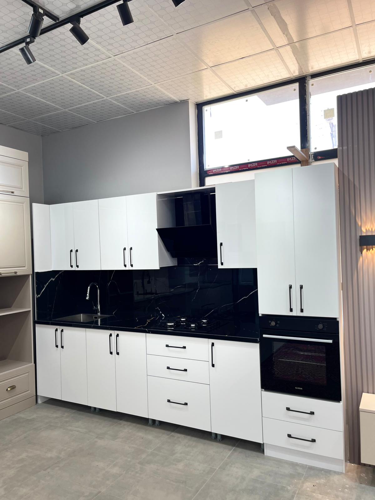 High gloss kapaklı porselen mermerli beyaz mutfak